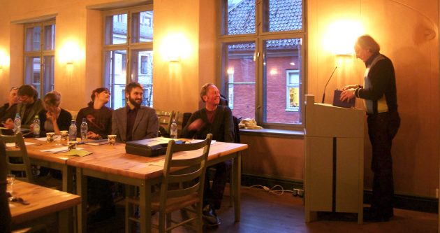 Einar Økland (t.h) leser for bl.a. Håvard Syvertsen, Tom Egeland, Helene Uri, Selma Lønning Aarø, Sigmund Løvåsen og Øivind Hånes (f.v)