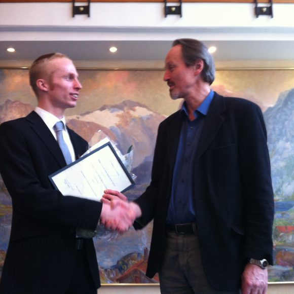 Peter Franziskus Strassegger (t.v.) blir gratulert av Stein Versto (t.h.) © Mette Karlsvik