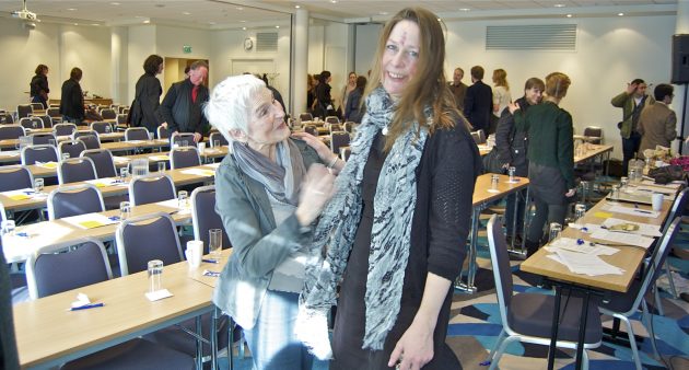 Herbjørg Wassmo (t.v) takker Anne Oterholm ved lederskiftet i 2012