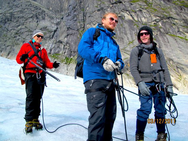 Endre Ruset (i midta) på Nidgaardsbreen i lag med Cornelius Jakhelln (t.h) og Øystein Vidnes (t.v) © Mette Karlsvik