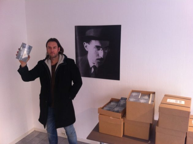 Christian Kjelstrup driver Uroens bokhandel, som selger én eneste bok: "Uroens bok" av Fernando Pessoa.