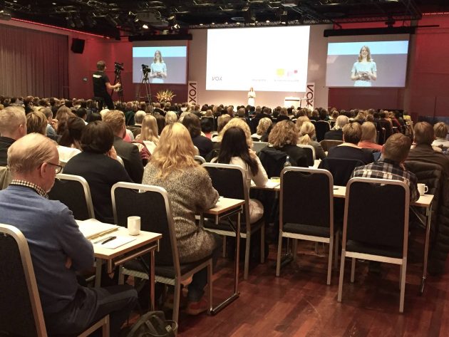 Helene Uri ordstyrer på Norskkonferansen 2016, Folkets hus (foto: Mette Karlsvik)