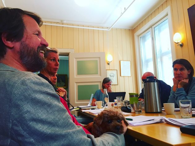 Frå venstre: Tom Egeland, Kristine Tofte, Teddy Egeland, Jørgen Gunnerød (bak kaffikanna) og Kari Brænne.