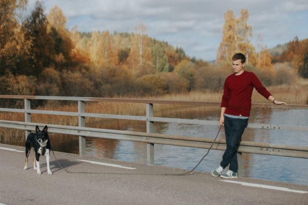 Ola Innset (t.h) og hunden Sheila (foto: Jørgen Nordby)