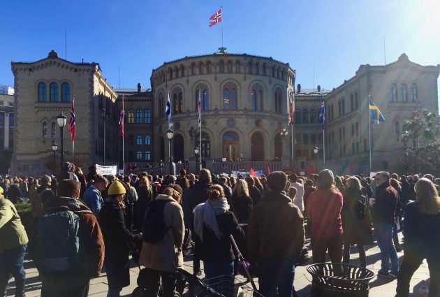 Demonstrasjonen, under Anette Trettebergstuens apell (foto: Mette Karlsvik)